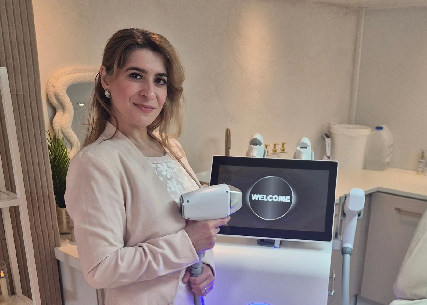 Fatima met het handstuk van de diode laser